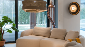jasna sofa befame domani i lampy w stylu etno w realizacja salonu tomart.art