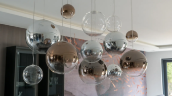 nowoczesna lampa zwieszana kule lodes w realizacji salonu tomart.art