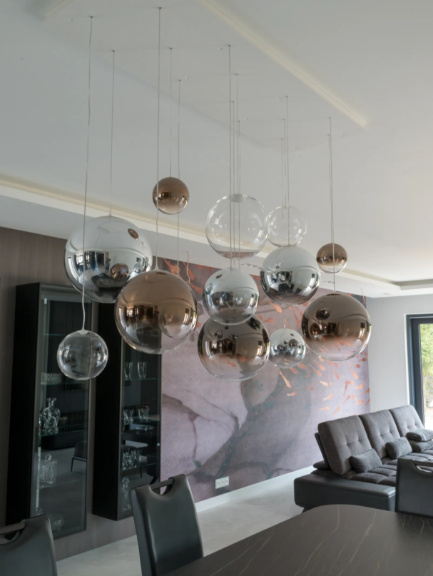 nowoczesna lampa zwieszana kule lodes w realizacji salonu tomart.art