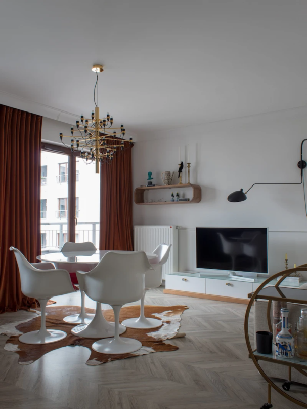 nowoczesna lampa zwieszana flos i scienna dcweditions w realizacji salonu tomart.art